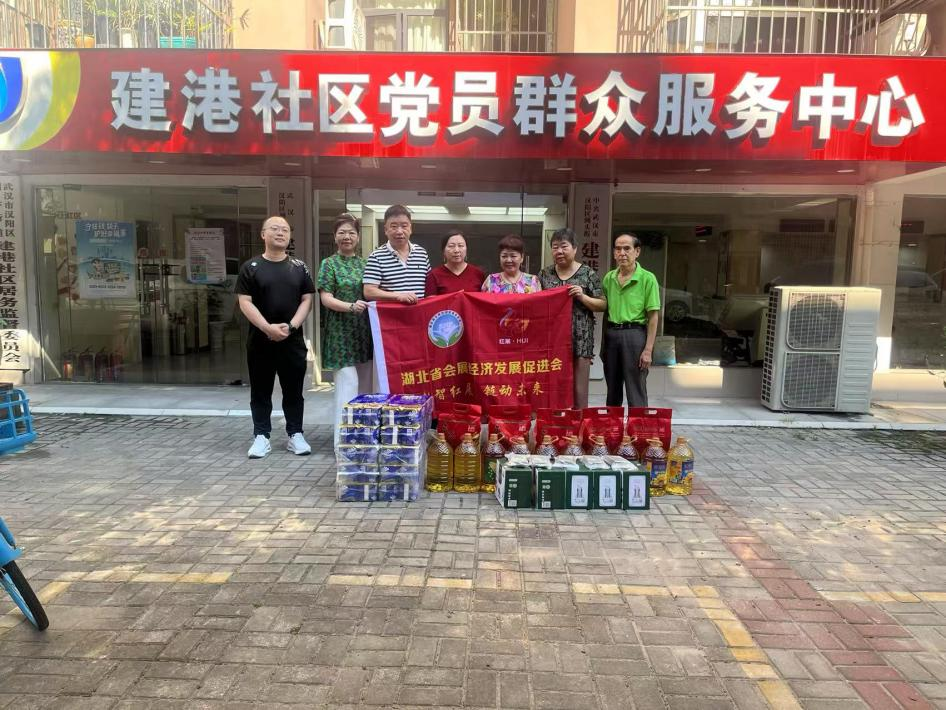 炎炎夏日送清凉 真情关怀暖人心——洲头街走访慰问六个社区困难党员